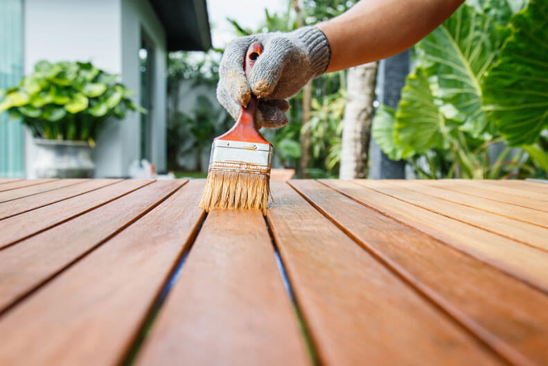 applying-garden-furniture-stain-to-change-or-restore-colour
